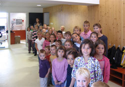 photo des enfants à l'entrée