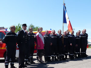 Photo des pompiers et du drapeau